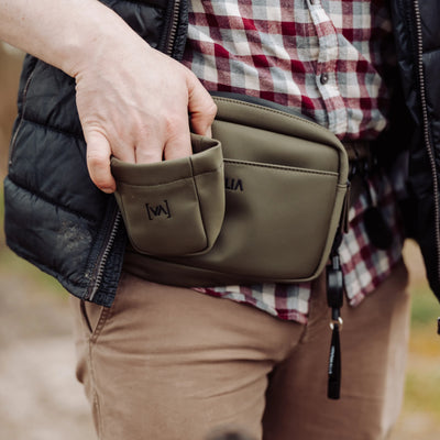 Multifunktionale Khaki Gassitasche für Hundebesitzer als Bauchtasche in Khaki: Mit herausnehmbaren Leckerlifächern, Kotbeutelspender und Wasserflaschenhalter - Vitomalia - Gassitasche